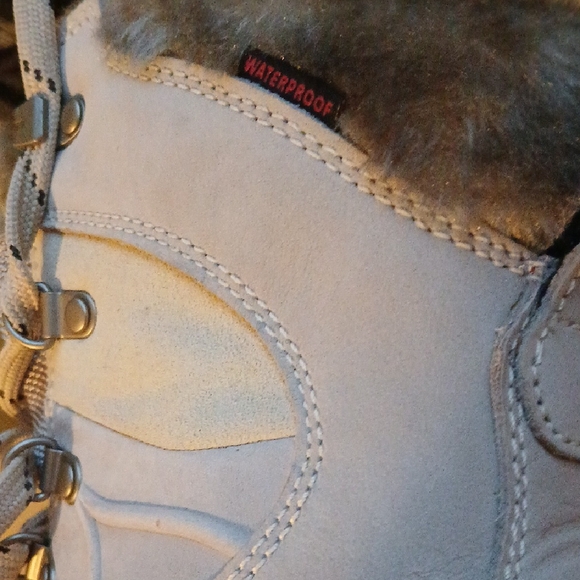 The North Face Women's Black and Cream Winter Boots - Picture 7 of 11